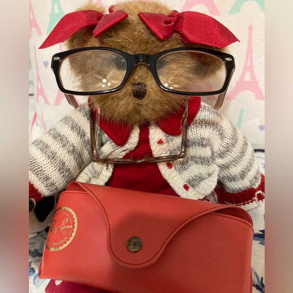 Ray-Ban Women’s Eyewear & red case